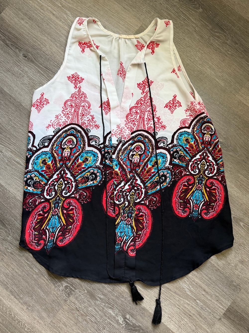 Sleeveless blouse with paisley pattern